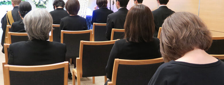 家族葬を20人ほどで行った場合の費用相場は?費用の抑え方も解説